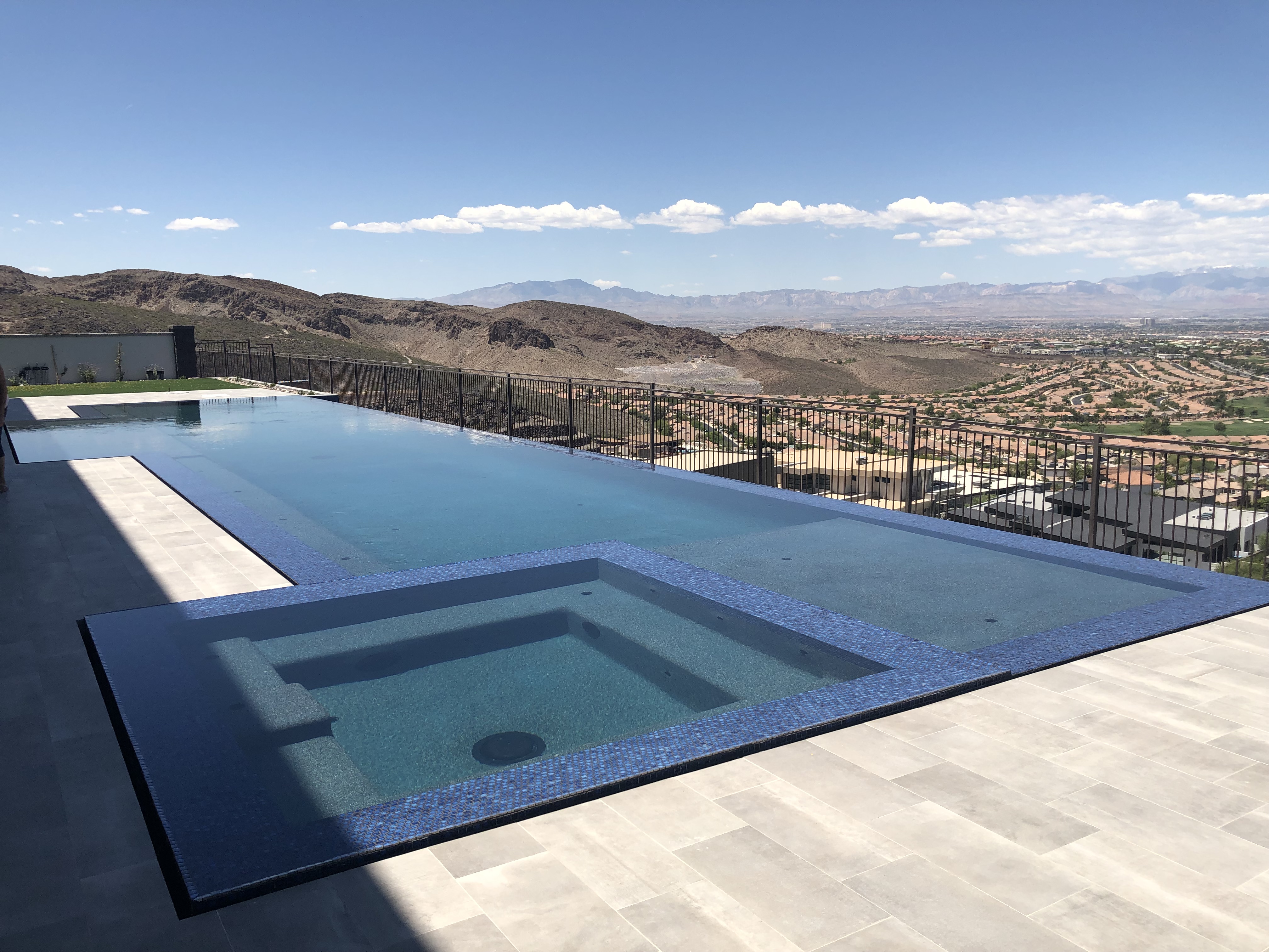 Luxury infinity pool — Las Vegas